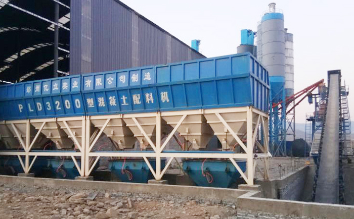 HZS120混凝土攪拌站用戶生產(chǎn)現(xiàn)在實拍 效率高 設備性能穩(wěn)定